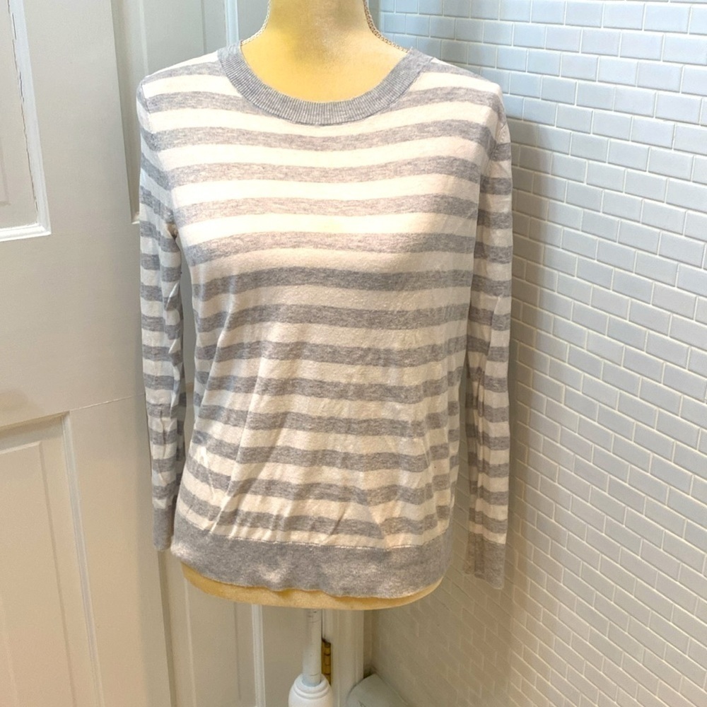 Banana Republic cottton blend stripped crew neck sweater Grey/White. Size MP.